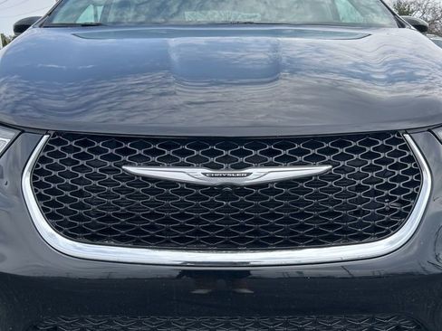 Used 2024 Chrysler Pacifica Touring-L image 3