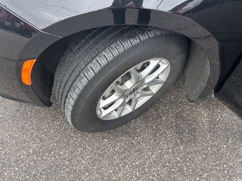 Used 2025 Chrysler Pacifica Select image 35