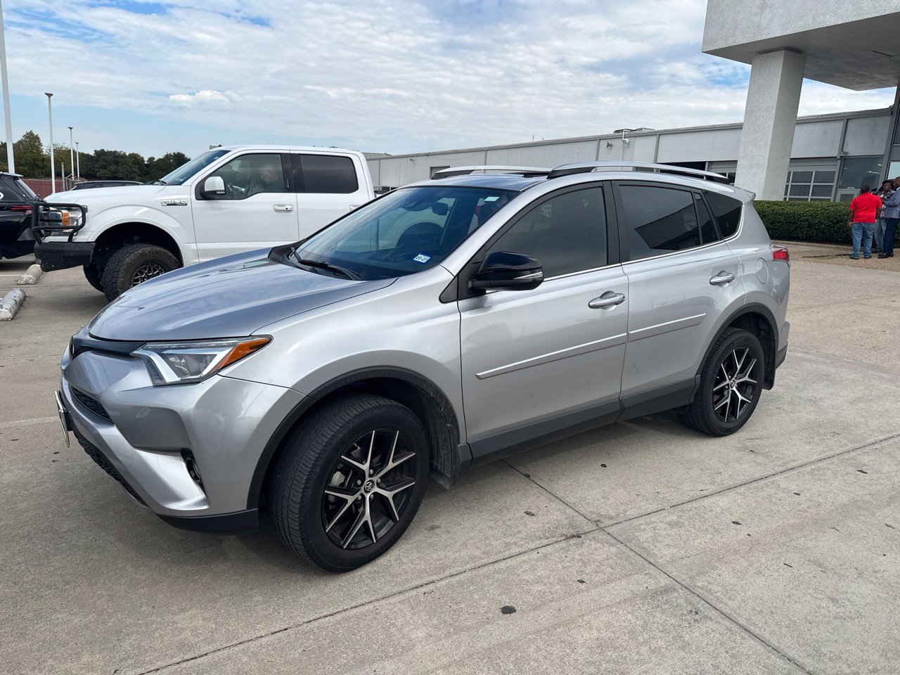 Used 2018 Toyota RAV4 SE w/ Power Extra Value Package FWD image 1
