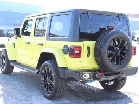 Used 2022 Jeep Wrangler Unlimited Sahara w/ Cold Weather Group AWD/4WD image 3