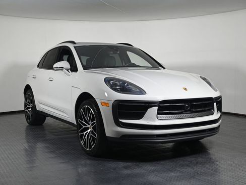 Certified 2023 Porsche Macan AWD/4WD image 9