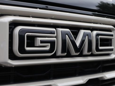 Used 2026 GMC Sierra 2500 AT4 w/ LPO, Black Badging Package AWD/4WD image 40
