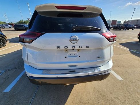 Used 2025 Nissan Rogue SL w/ Tech Package FWD image 5
