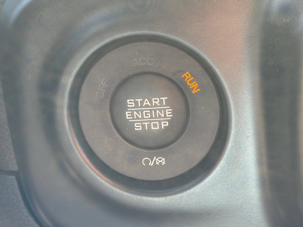 Used 2022 Jeep Wrangler Unlimited Sahara AWD/4WD image 28
