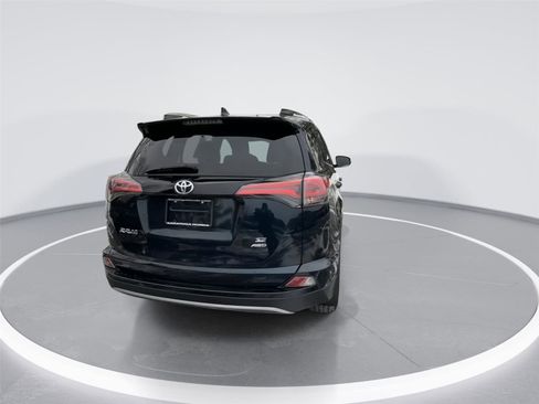 Used 2018 Toyota RAV4 SE image 7