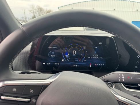 Used 2025 Chevrolet Equinox LT w/ Safety and Technology Package image 9