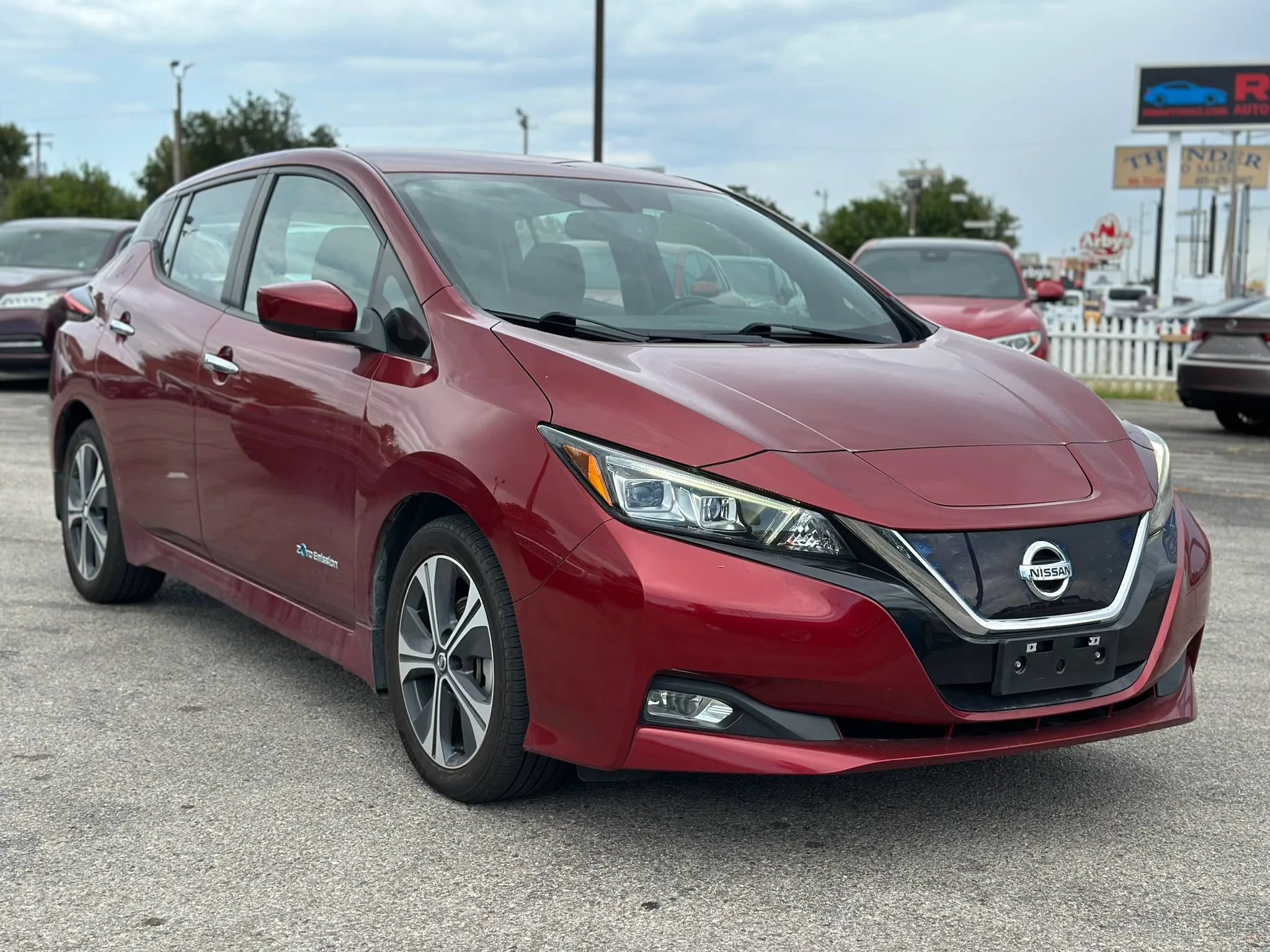 Used 2018 Nissan Leaf SV w/ SV Technology Package FWD image 4