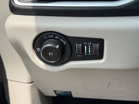 Used 2023 Chrysler Pacifica Touring-L FWD image 20