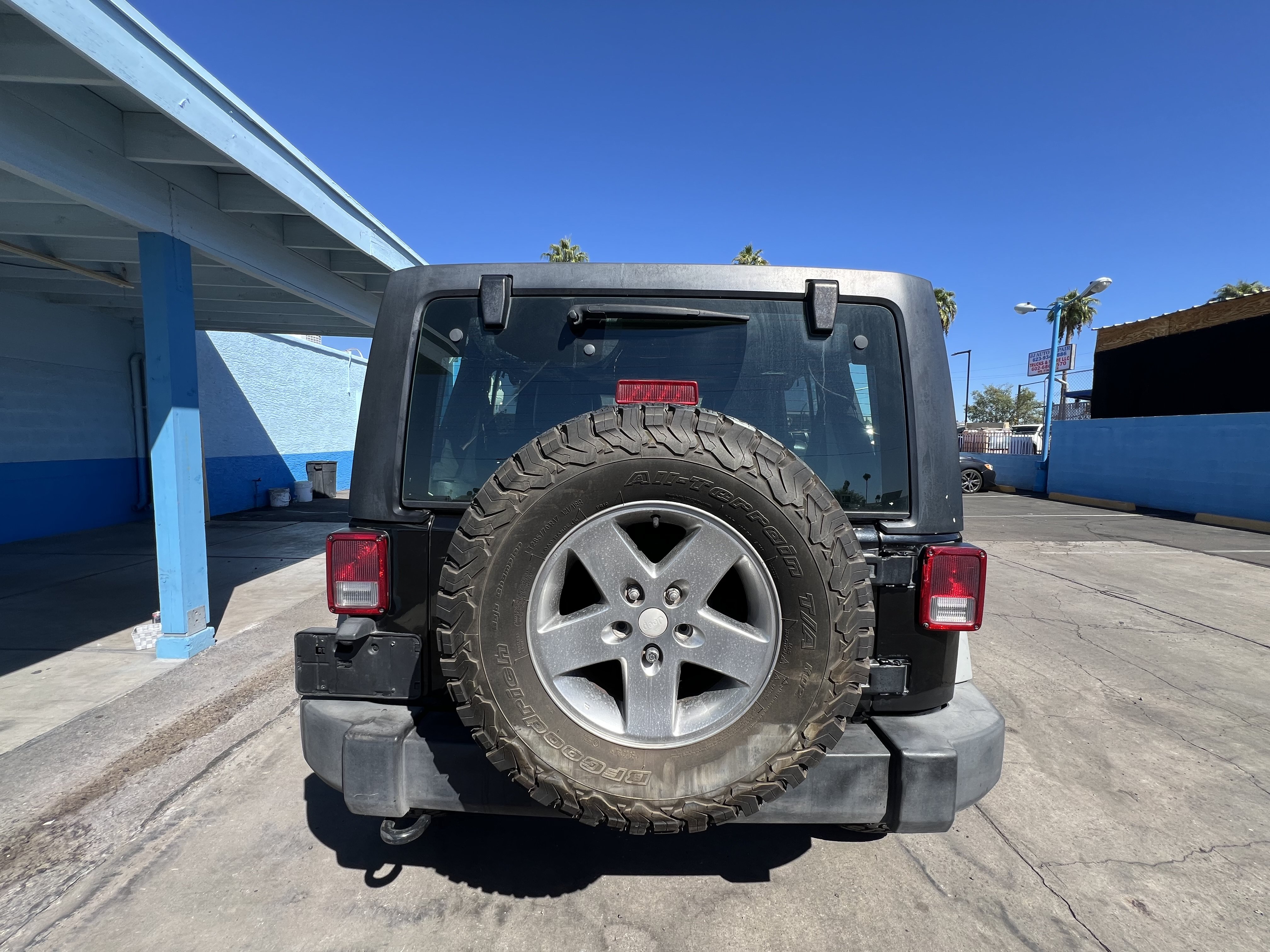 Used 2012 Jeep Wrangler Unlimited Rubicon w/ Connectivity Group AWD/4WD image 4