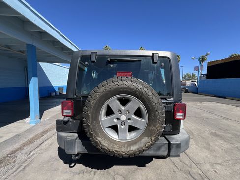 Used 2012 Jeep Wrangler Unlimited Rubicon w/ Connectivity Group image 4