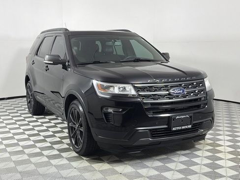 Used 2018 Ford Explorer XLT w/ XLT Appearance Package AWD/4WD image 3