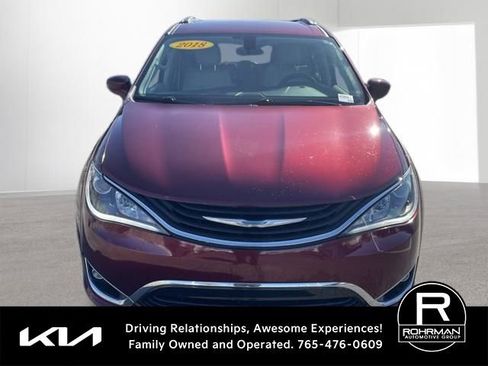 Used 2018 Chrysler Pacifica Touring-L image 2