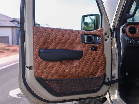 Used 2023 Jeep Gladiator Sport image 25