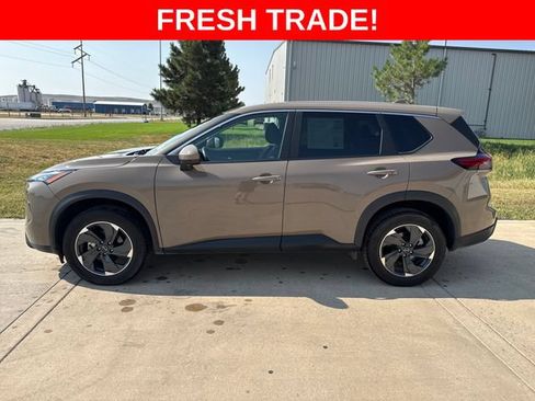 Used 2025 Nissan Rogue SV AWD/4WD image 2