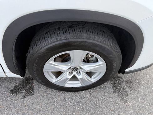 Used 2023 Toyota Highlander LE FWD image 16
