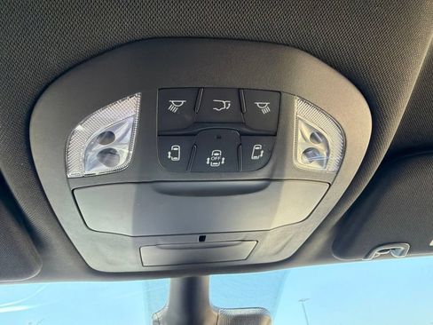 Used 2025 Chrysler Pacifica Select FWD image 40