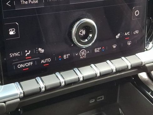 Used 2025 GMC Yukon XL Elevation AWD/4WD image 14