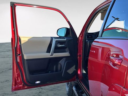 Used 2023 Toyota 4Runner SR5 Premium w/ Moonroof Package AWD/4WD image 12
