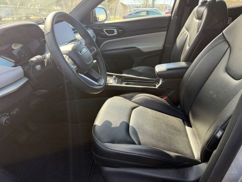 Used 2025 Jeep Compass Limited image 28