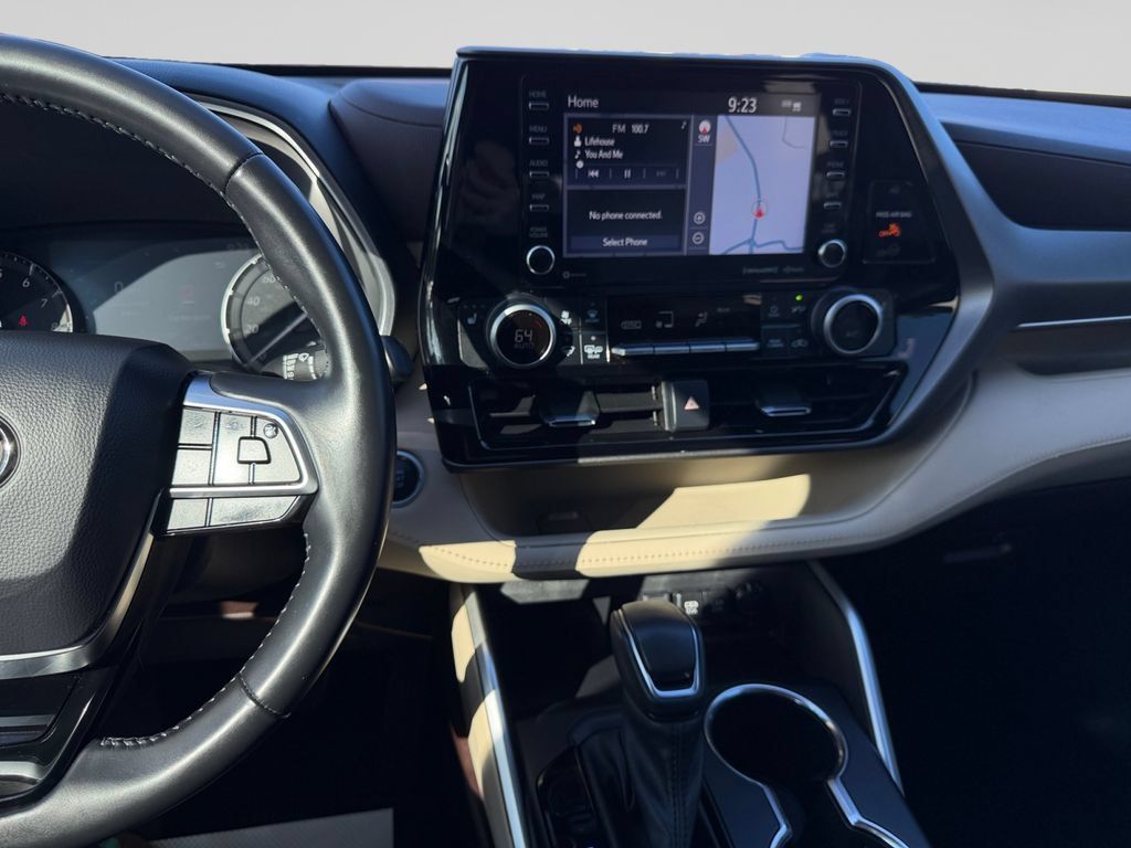 Used 2021 Toyota Highlander XLE AWD/4WD image 12