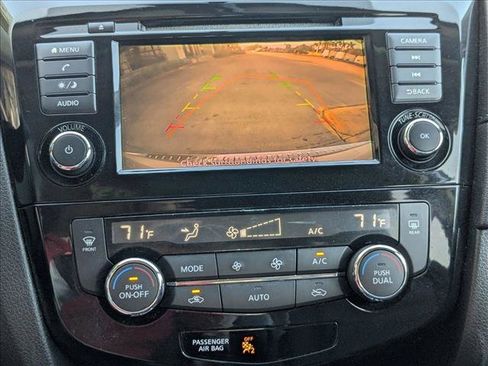 Used 2018 Nissan Rogue SV image 14