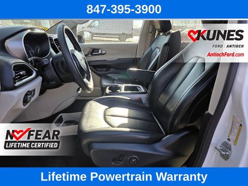Used 2024 Chrysler Pacifica Touring-L image 15