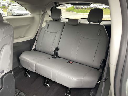 Used 2024 Toyota Sienna XLE FWD image 11