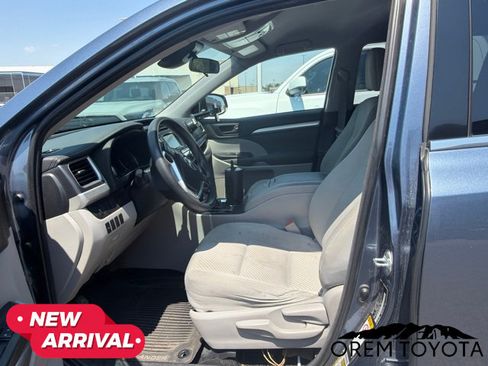 Used 2018 Toyota Highlander LE AWD/4WD image 10