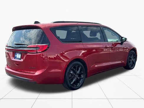Used 2025 Chrysler Pacifica Limited FWD image 6