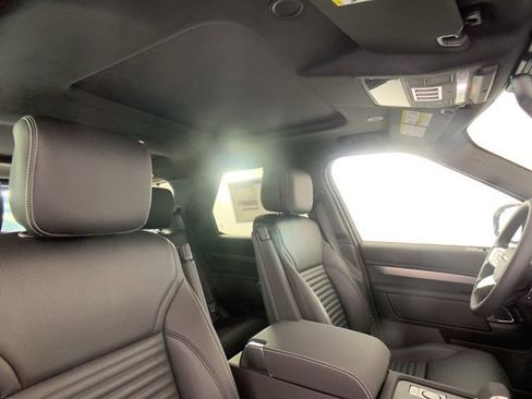 Used 2025 Land Rover Discovery Dynamic SE image 37