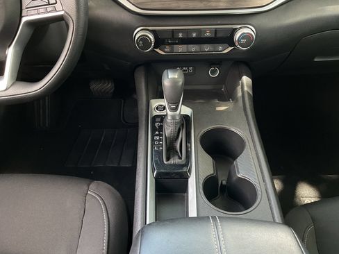 Used 2025 Nissan Altima 2.5 SV FWD image 13