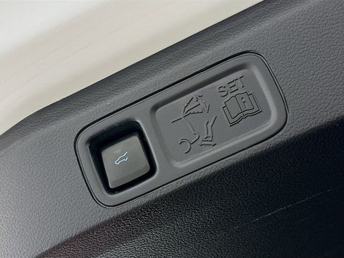 Used 2024 Ford Expedition XLT image 32