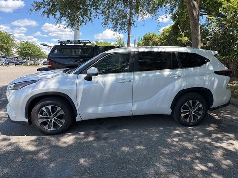 Used 2025 Toyota Highlander XLE FWD image 2