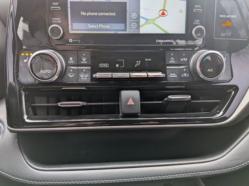 Certified 2022 Toyota Highlander XLE image 20