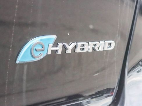 Used 2024 Chrysler Pacifica Select image 11