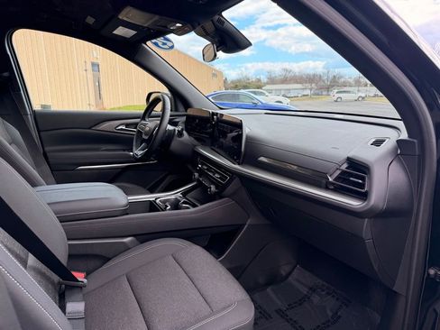 Used 2025 Chevrolet Traverse LT image 28