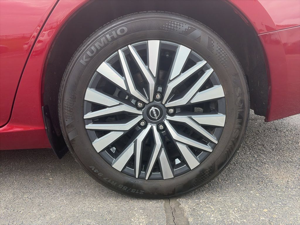 Used 2025 Nissan Altima 2.5 SV FWD image 25