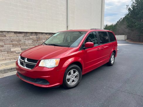 Used 2013 Dodge Grand Caravan SXT image 2