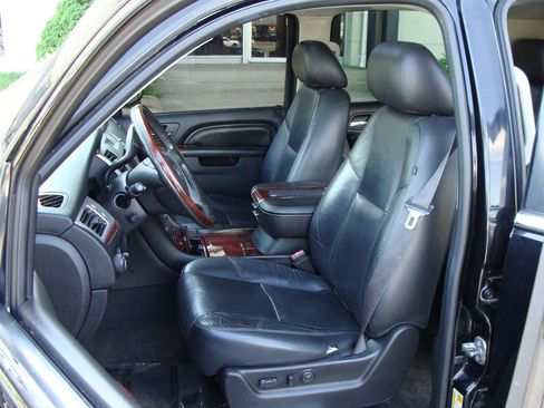 Used 2012 Cadillac Escalade ESV Luxury AWD/4WD image 7