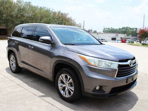 Used 2015 Toyota Highlander XLE FWD image 4