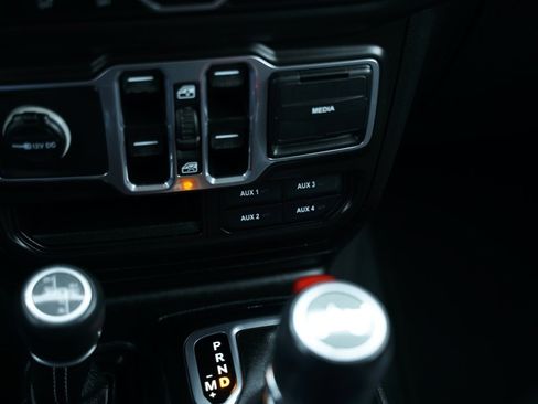 Used 2018 Jeep Wrangler Unlimited Sahara w/ Dual Top Group image 17