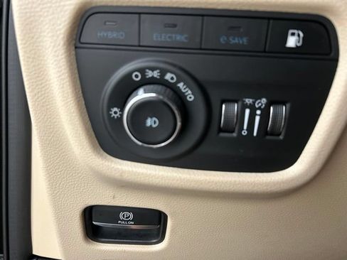 Used 2023 Jeep Grand Cherokee 4WD 4xe image 11