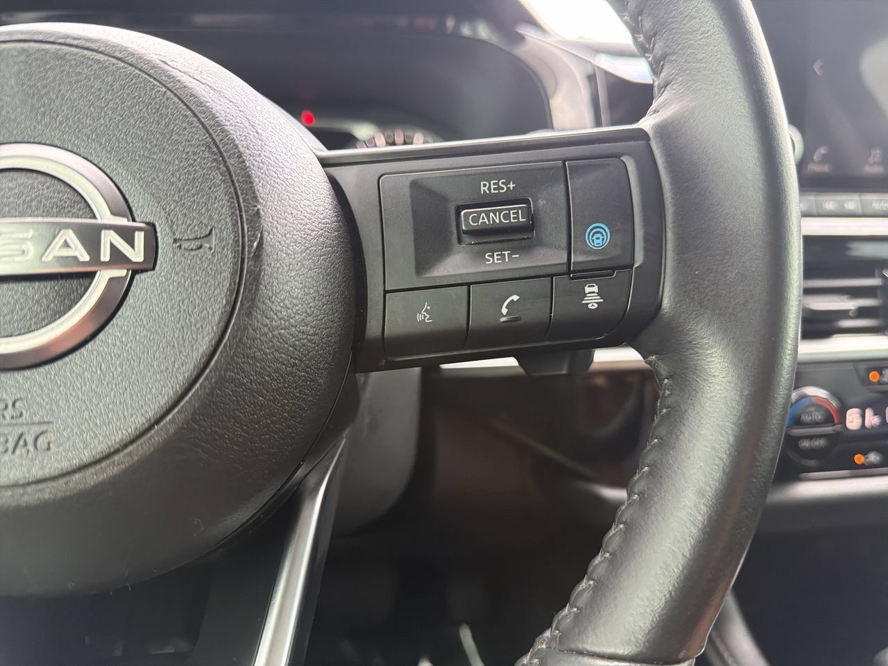 Used 2024 Nissan Pathfinder SV FWD image 28