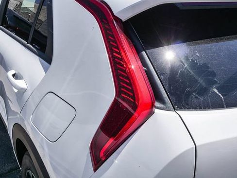 Certified 2025 Kia Niro EX FWD image 11