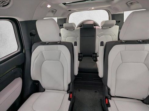 New 2026 Land Rover Defender 130 X-Dynamic SE image 22