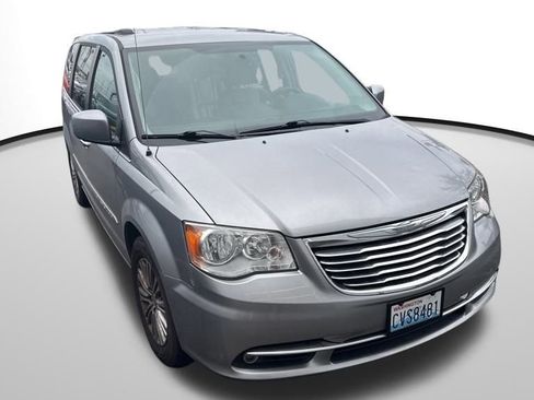 Used 2016 Chrysler Town & Country Touring w/ Driver Convenience Group image 10