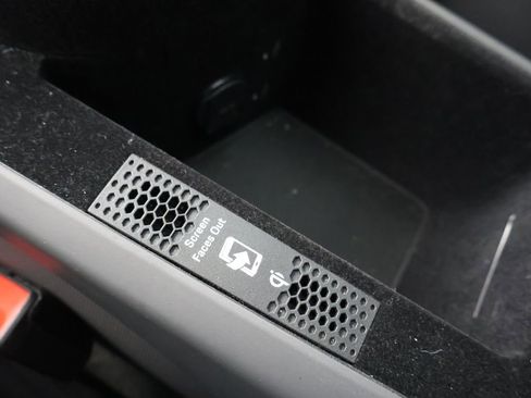 Used 2022 Porsche Taycan image 21