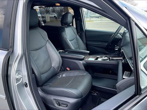 Used 2025 Toyota Sienna Platinum image 10