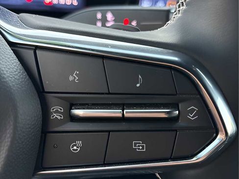 Used 2025 Chevrolet Traverse LT image 27