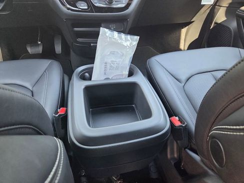 New 2026 Chrysler Pacifica Select image 7